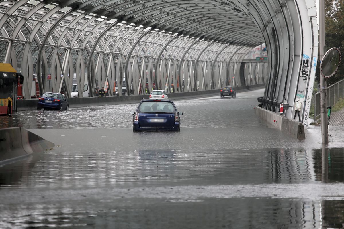 Внаслідок сильних дощів у Варшаві затопило частину вулиць