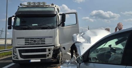 Kolizja z ciężarówką i mandat. 24-latka wjechała pod prąd na S6