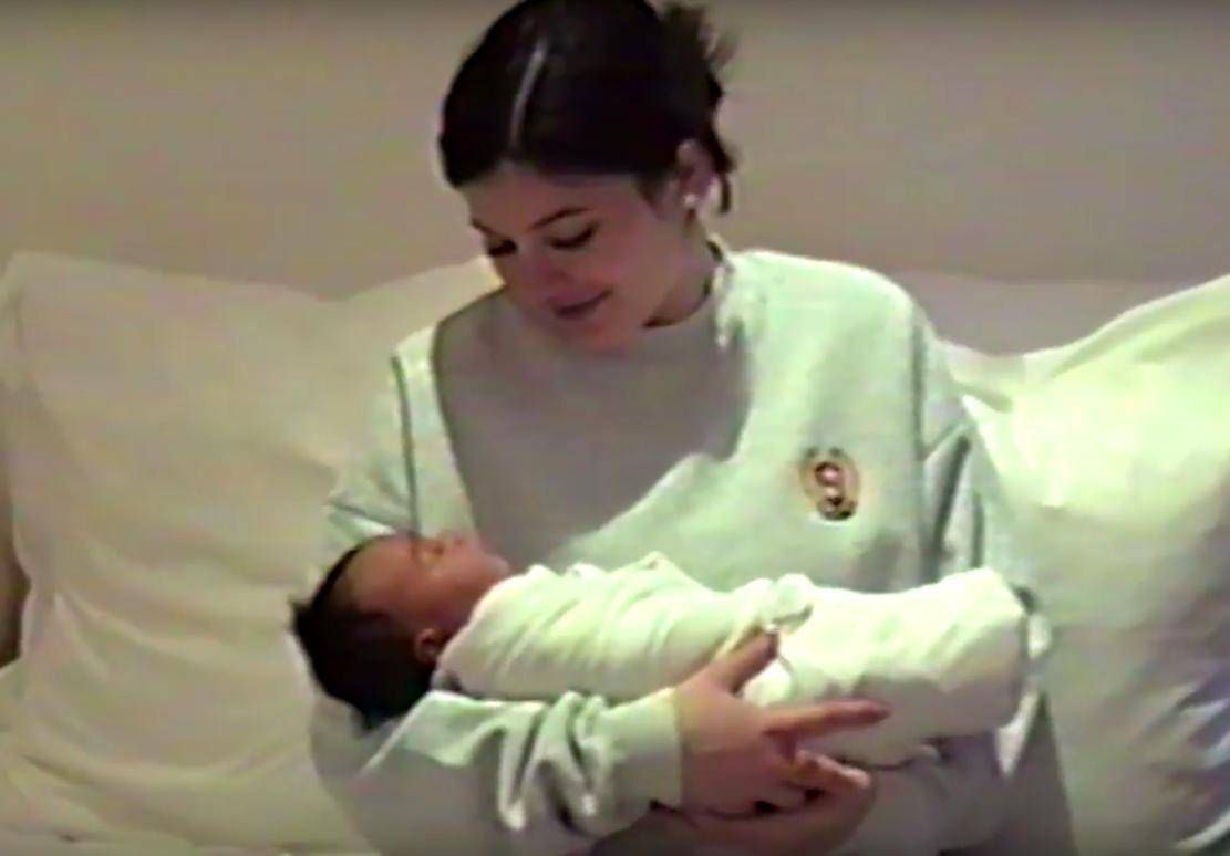 Kylie Jenner urodziła. Pokazała zdjęcia z zaokrąglonym brzuszkiem