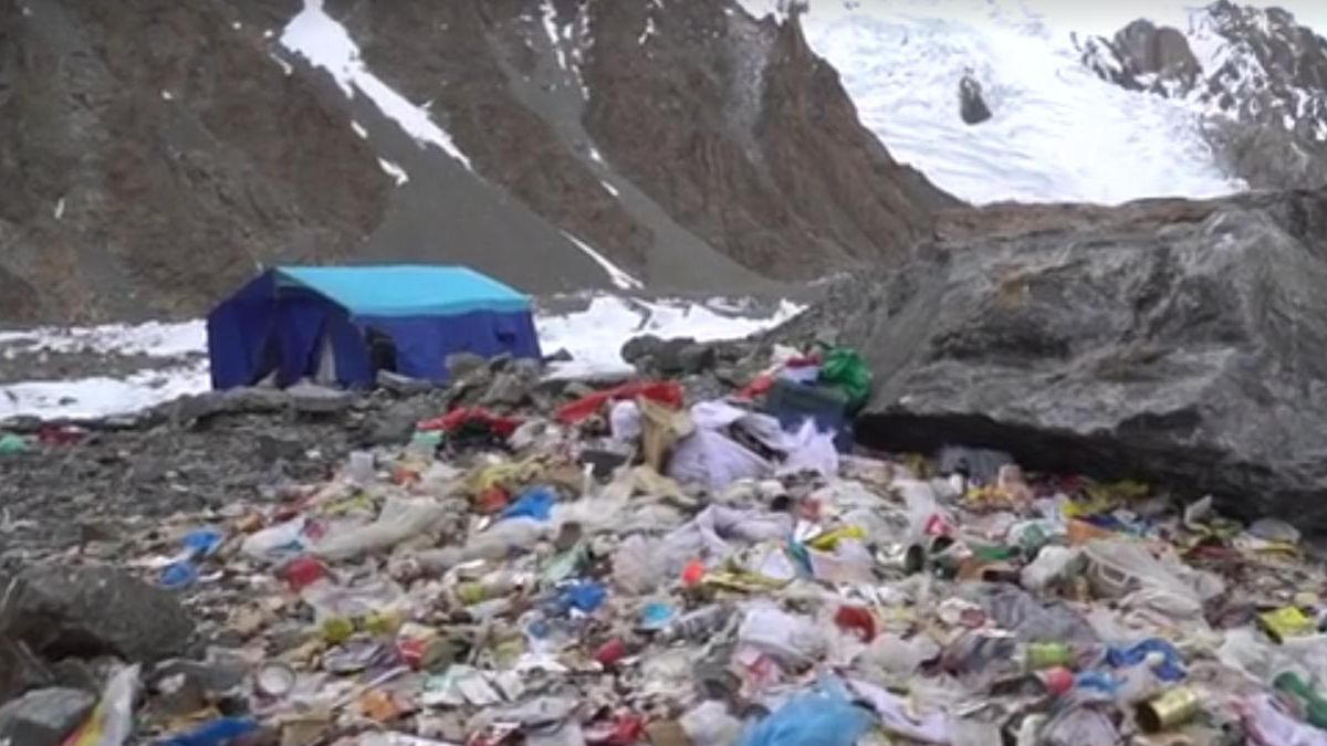 Śmieci na obozie w K2