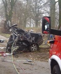 Samochód rozerwany na dwie części