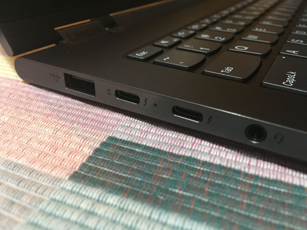 Gniazda Thunderbolt 3 w laptopie Lenovo Yoga (fot. Kamil Dudek)