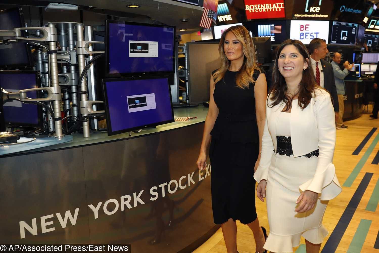 Melania Trump w czarnej sukience Prada na nowojorskiej giełdzie