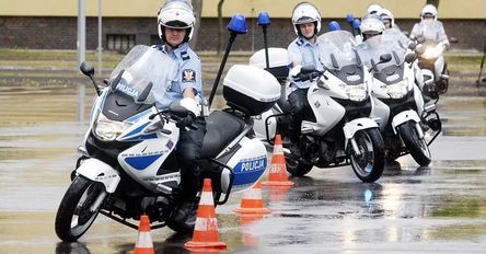 Policjanci ćwiczą na torze wyścigowym