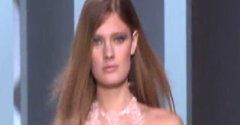 Constance Jablonski na wybiegu