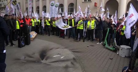 Dym i utrudnienia w pod siedzibą Komisji Europejskiej w Warszawie. Protest górników