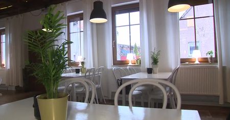 Obrzucili pizzerię kamieniami i słoikami ze śmierdzącą substancją. Policja szuka sprawców