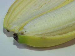 Pasożyty w bananie? Dietetyk, o tym, co kryje się w końcówce owocu