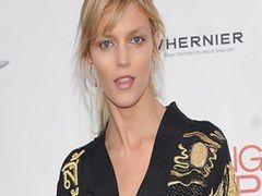 Anja Rubik w podomce na premierze