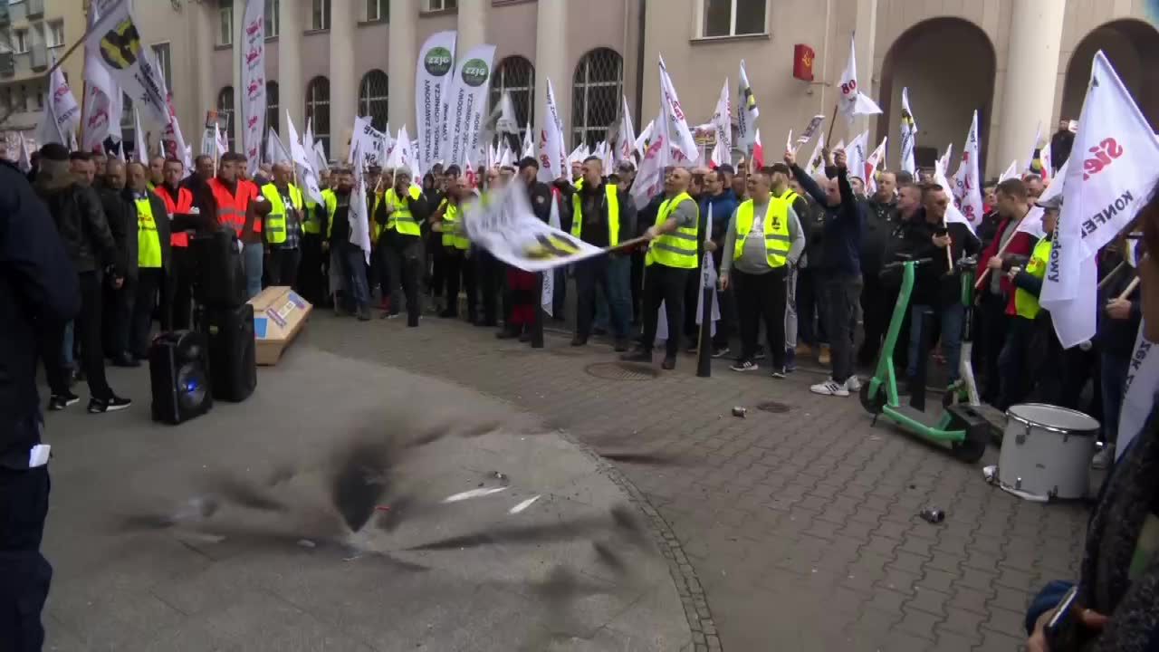 Dym i utrudnienia w pod siedzibą Komisji Europejskiej w Warszawie. Protest górników