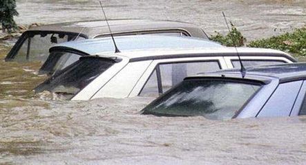 Samochody po powodzi