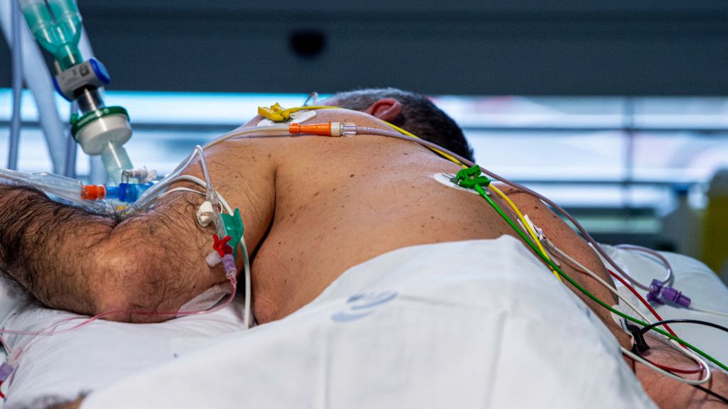 Łagodne objawy i tragiczne powikłania. Takie symptomy daje dziś COVID