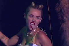 Miley Cyrus z karłem i ze skrętem