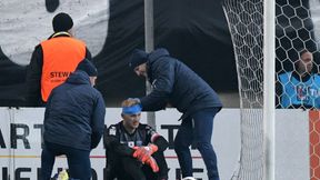 Ogromny guz po ofiarnej interwencji. Jasmin Burić pokazał skutki uderzenia się głową o słupek