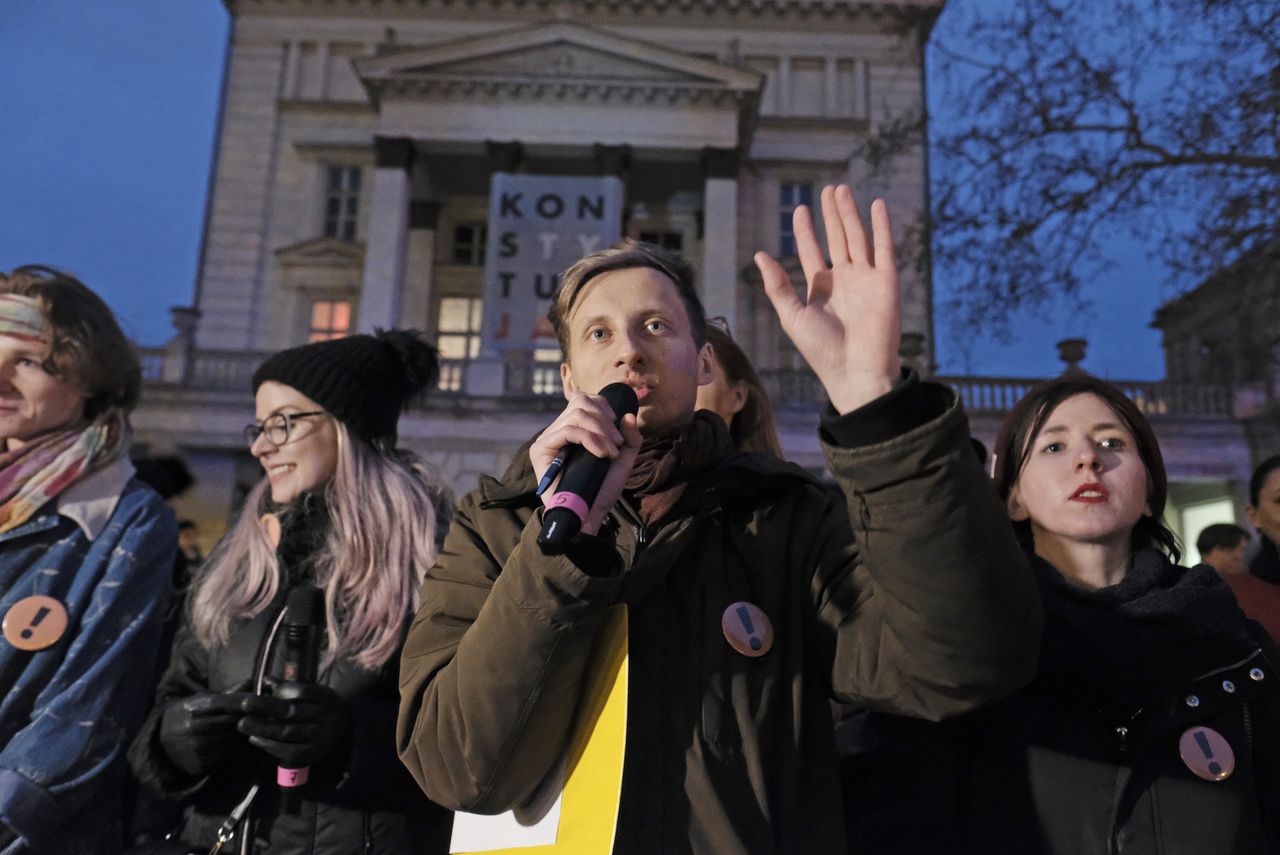 Franek Sterczewski podczas akcji "Łańcuch Światła z wykrzyknikiem". Poznań, Plac Wolności, kwiecień 2019. 