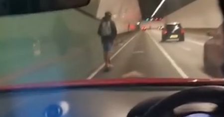 Szokujące wideo. Na hulajnodze na ruchliwej ulicy
