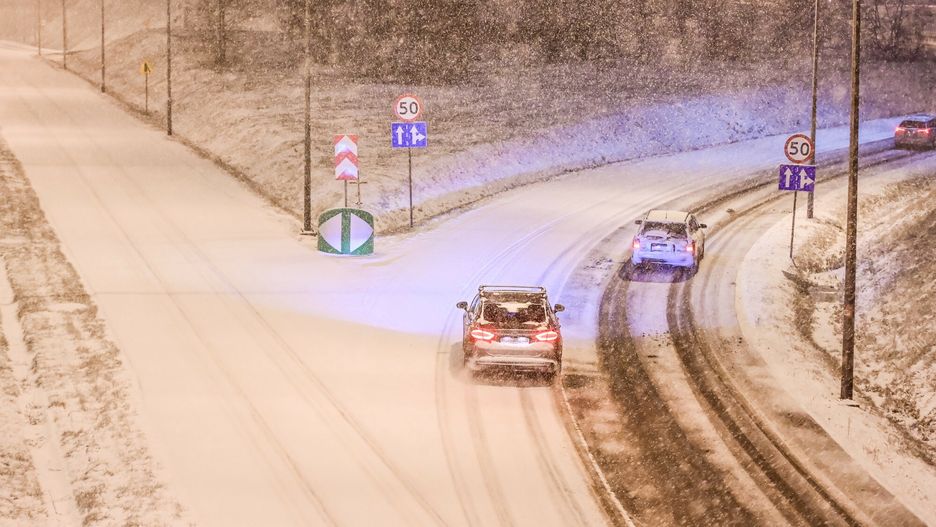 Opady ?niegu w Gda?sku
16.02.2025 Gdansk. Trudne warunki na trojmiejskich drogach podczas intensywnych opadow sniegu.  Fot Przemek Swiderski/REPORTER  N/z. Zasypana sniegiem , nieodsniezona Obwodnica Trojmiasta - droga ekspresowa S6
Przemek Swiderski/REPORTER