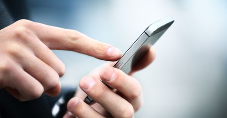 Dostałeś alarmujący SMS z banku? Uważaj, bo cię okradną. Oto co robić