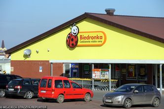 Biedronka szuka pracowników sezonowych i deleguje nad morze. Za pracę w kurortach dodatkowe nagrody