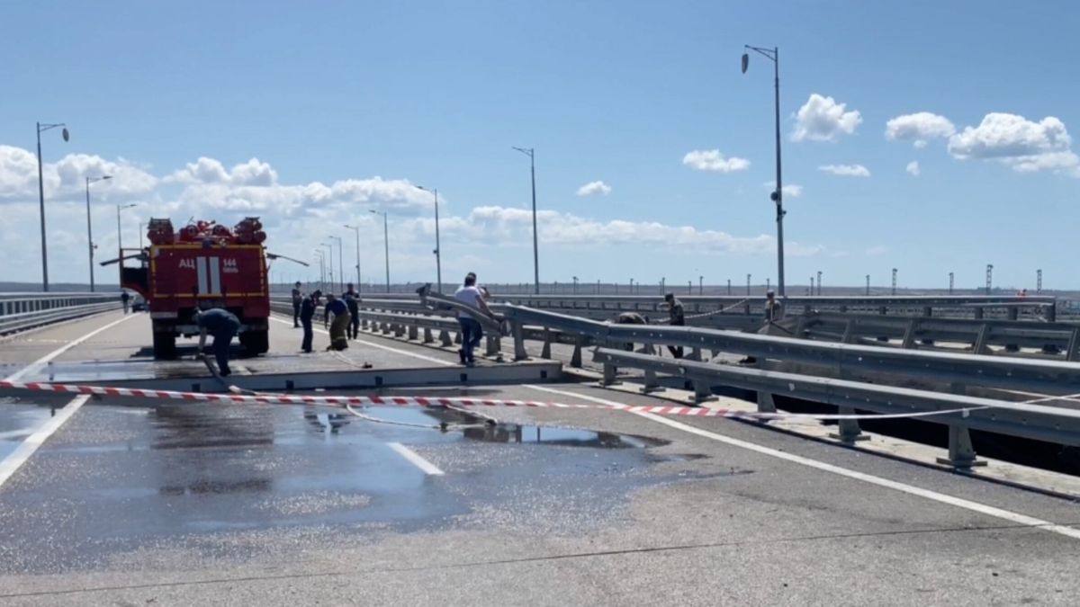 A still image taken from a handout video made available by Russian National anti-terrorist committee (NAK) shows repair works on the Kerch Bridge connecting Crimea to mainland Russia, 17 July 2023. The Investigative Committee of Russia said that one of the sections of the Crimean bridge was damaged in the night of 16 to 17 July. Two civilians, a man and a woman, were killed while driving a car across the bridge; their minor daughter was injured in the incident, the statement added. Russia has blamed 'special services of Ukraine' for the 'attack', and said it launched a criminal investigation into the incident. EPA/RUSSIAN NATIONAL ANTI-TERRORIST COMMITTEE HANDOUT BEST QUALITY AVAILABLE - MANDATORY CREDIT HANDOUT EDITORIAL USE ONLY/NO SALES Dostawca: PAP/EPA.