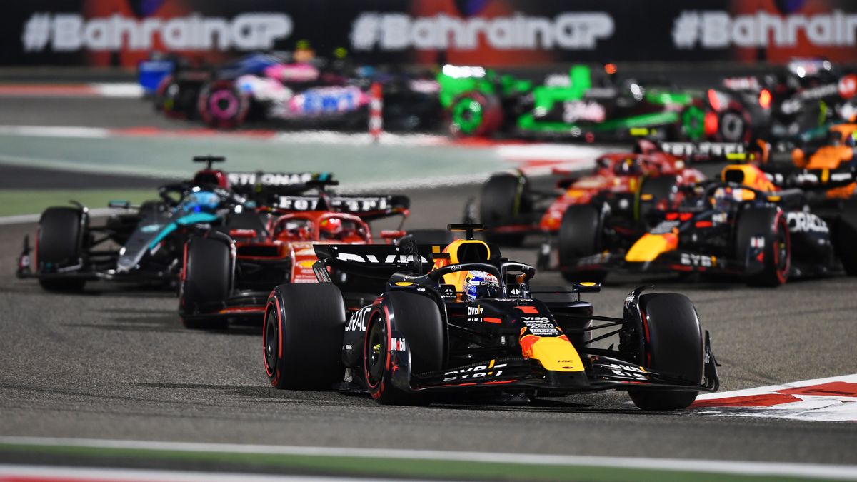 Zdjęcie okładkowe artykułu: Materiały prasowe / Red Bull / Na zdjęciu: Max Verstappen na czele GP Bahrajnu