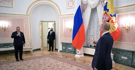Putin spotkał się z Orbanem. Wznieśli toast szampanem