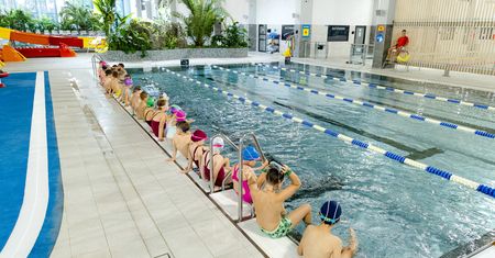 Bezpłatna nauka pływania dla uczniów z Płocka. Projekt wart ponad 200 tys. zł
