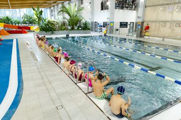 Bezpłatna nauka pływania dla uczniów z Płocka. Projekt wart ponad 200 tys. zł