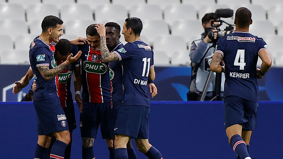 PAP/EPA / Ian Langsdon / Na zdjęciu: piłkarze Paris Saint-Germain