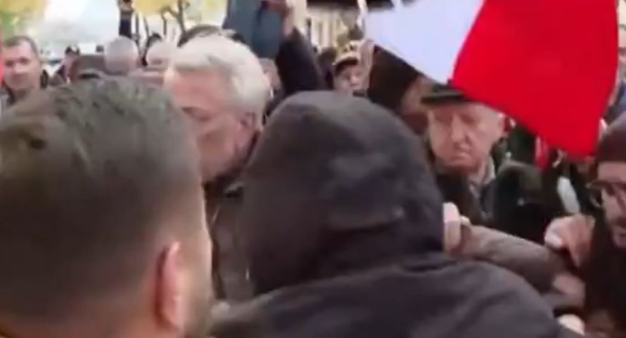 Policja zatrzymała przed Trybunałem agresywnego mężczyznę. Ucierpiał operator Kanału Zero