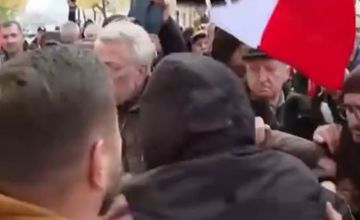 Policja zatrzymała przed Trybunałem agresywnego mężczyznę. Ucierpiał operator Kanału Zero