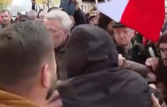 Policja zatrzymała przed Trybunałem agresywnego mężczyznę. Ucierpiał operator Kanału Zero