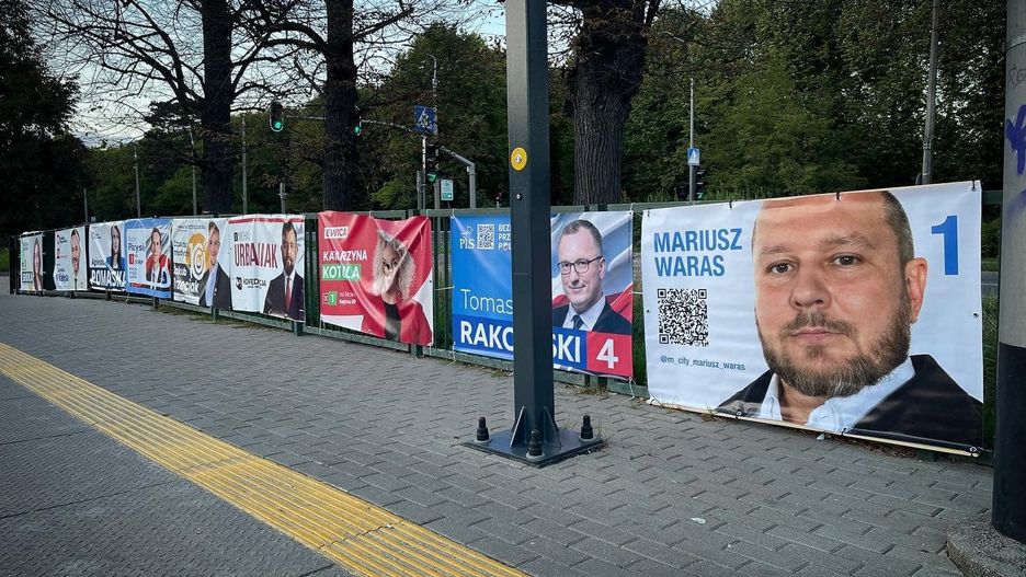 Plakat Mariusza Warasa wiszący obok bannerów wyborczych w Gdańsku fot. Mariusz Waras
