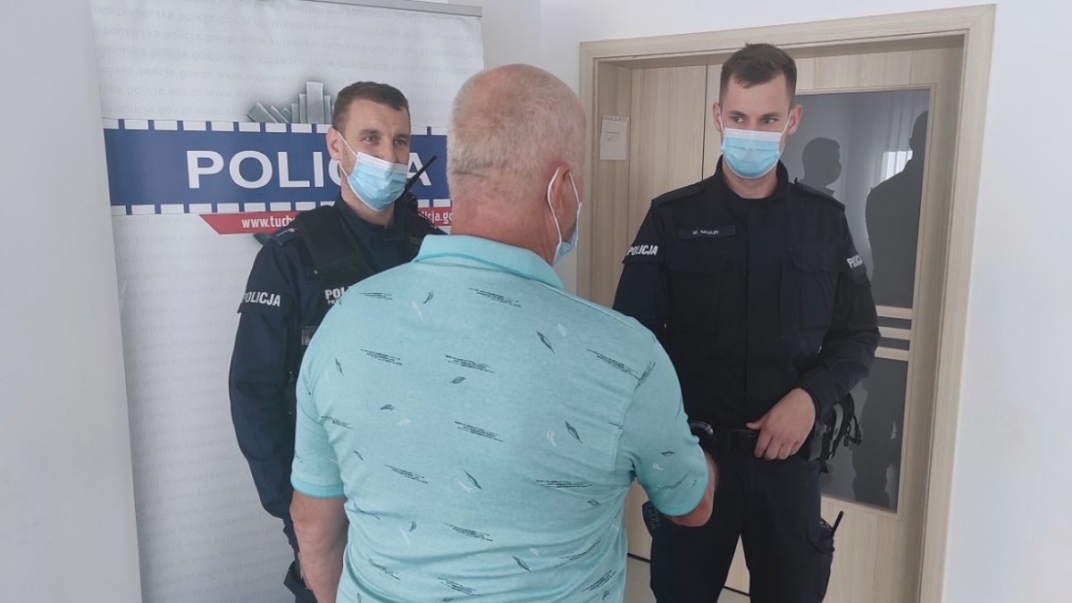 Wędkarz nie krył wdzięczności wobec funkcjonariuszy policji, którzy uratowali go przed pewną śmiercią 