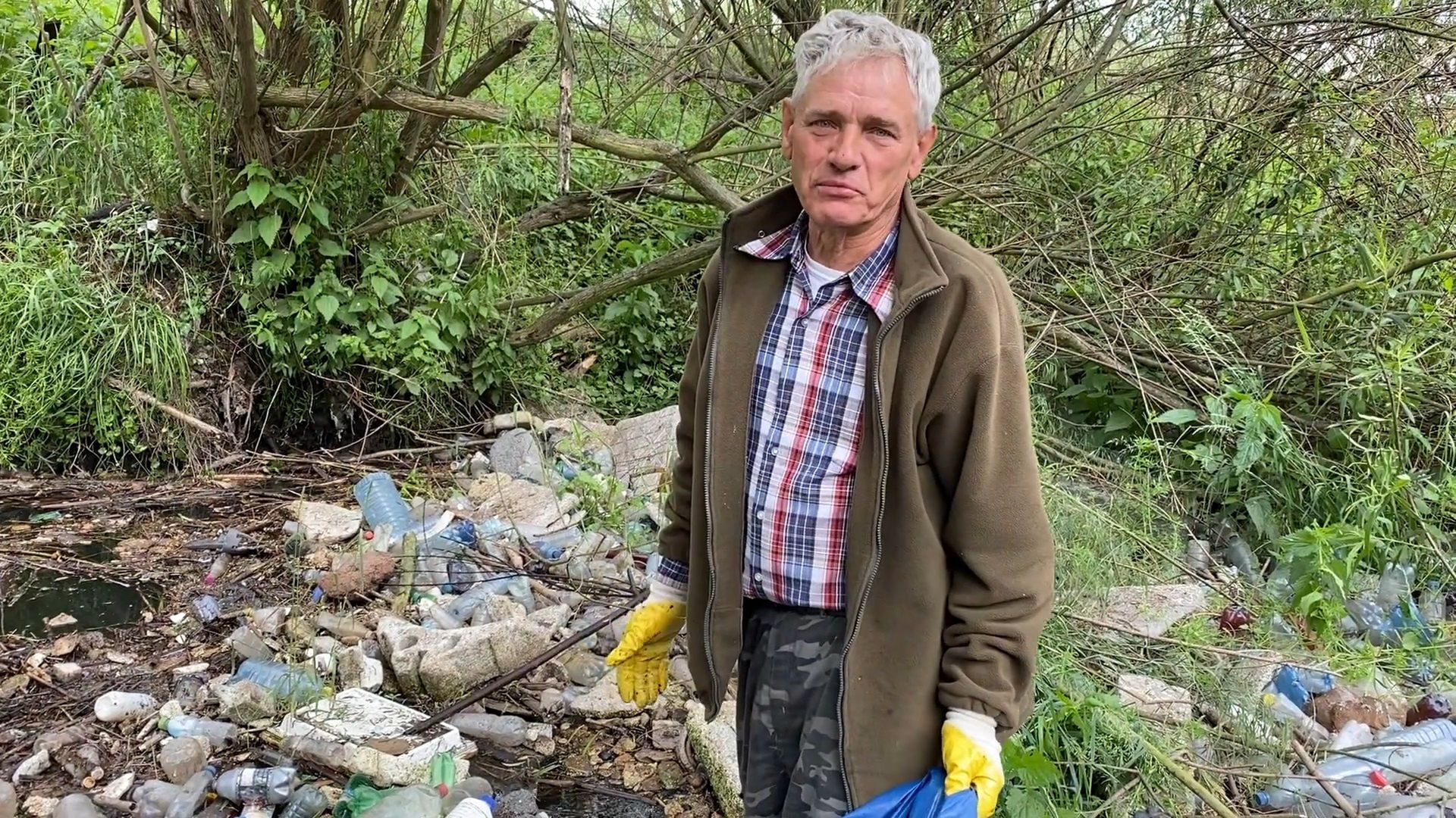 Waldemar Woźniak w czasie ostatniej akcji sprzątania śmieci z brzegów rzeki.