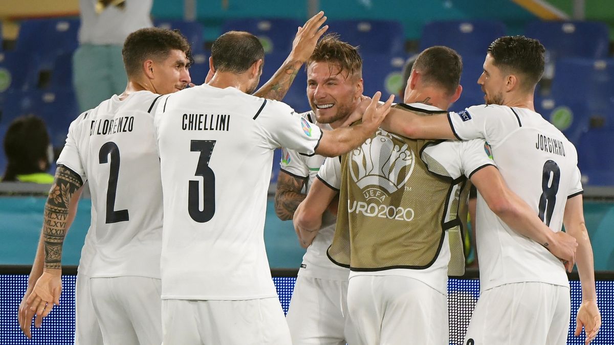 piłkarze reprezentacji Włoch cieszą się z gola