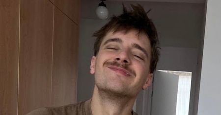 Maciej Musiał uwodzi grą na pianinie W SALONIE. Urządził go w minimalistycznym stylu (FOTO)