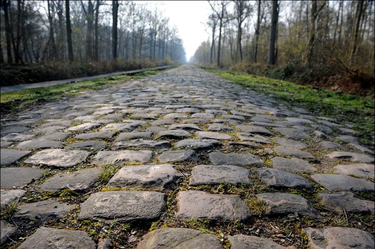Tak wyglądają odcinki brukowe (z kamienia polnego) na trasie wyścigu Paryż - Roubaix.