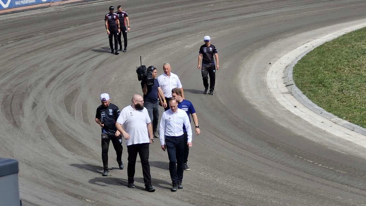 WP SportoweFakty / Na zdjęciu: Sędzia i komisarz toru podczas obchodu toru w Łodzi