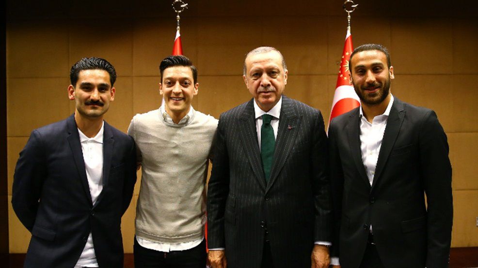 Na zdjęciu od lewej: Ilkay Gundogan, Mesut Oezil i Recap Tayyip Erdogan 