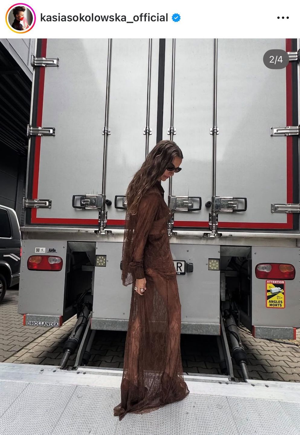 Katarzyna Sokołowska w eleganckiej stylizacji z prześwitami