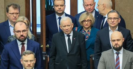 Konstytucja, czujny prezes i duży zryw. W PiS szykują jesienną ofensywę