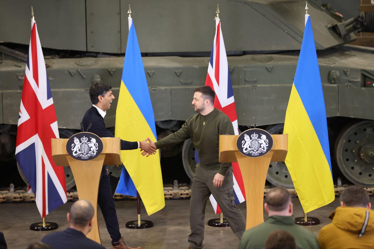 Prezydent Ukrainy Zełenski i premier Wielkiej Brytanii Rishi Sunak w obozie wojskowym Lulworth w Dorset w Wielkiej Brytanii