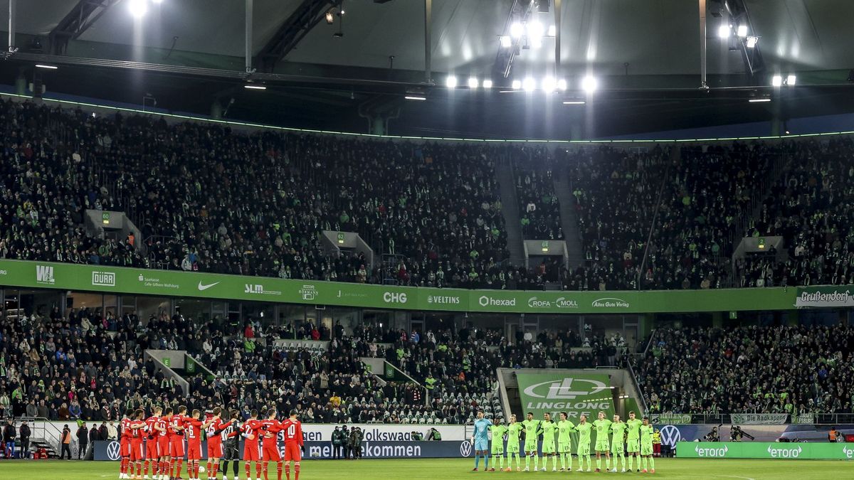 minuta ciszy przed meczem VfL Wolfsburg - Bayern Monachium