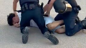 1,5 mln wyświetleń. Brutalna akcja policji wobec kibica Barcelony