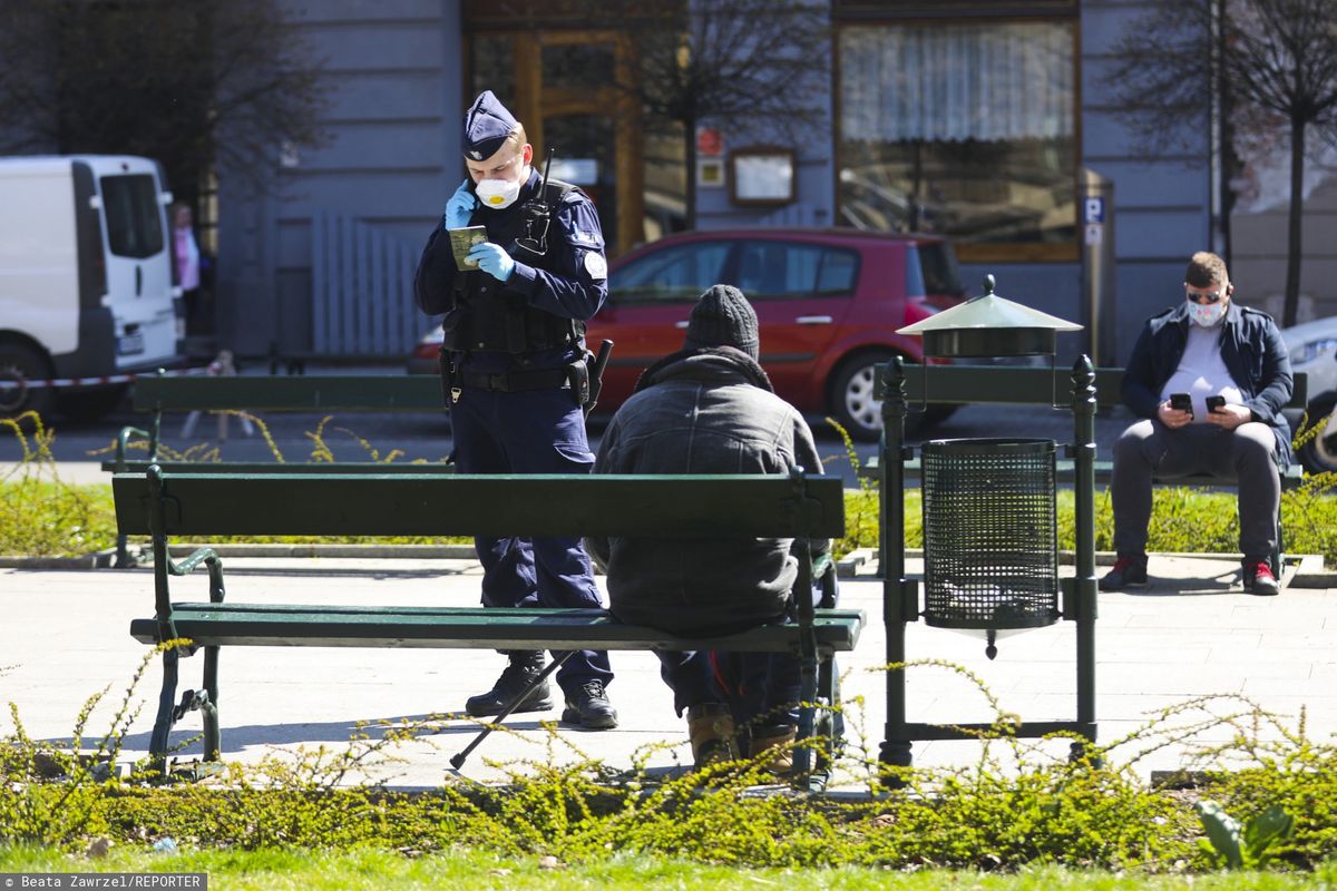 Koronawirus. Przybywa mandatów za brak maseczek