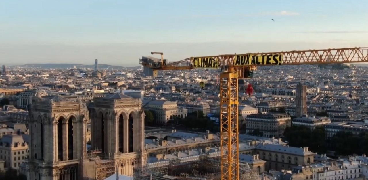 "Klimat, do działań". Aktywiści Greenpeace wspięli się 80 metrów, by wywiesić transparent