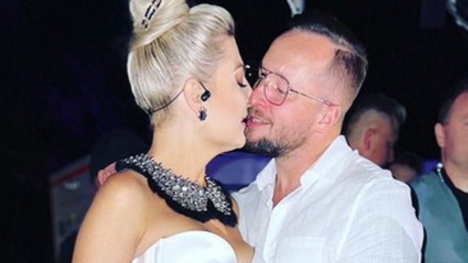Magdalena Narożna w białej sukni w ramionach ukochanego 