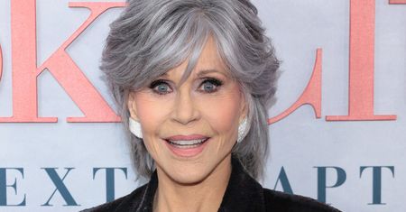 Jane Fonda nie wychodzi z formy. Jej stylizacja to synonim klasy