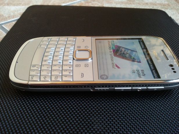 Nokia E6 - prawy bok